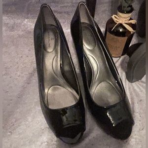 BANDOLINO Rainaa Black Peep Toe Platform Pump